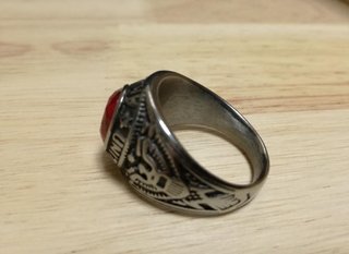 Anillo Macizo Plateado con Piedra Roja