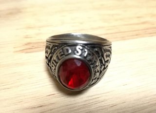 Anillo Macizo Plateado con Piedra Roja