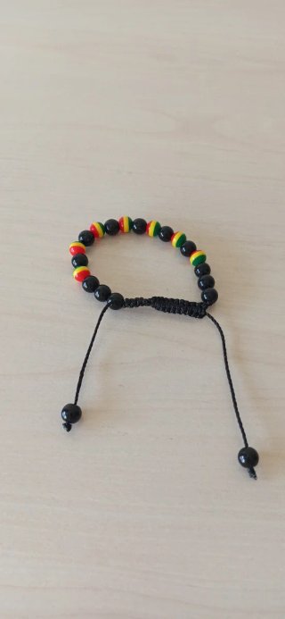 Tres pulseras de cuentas multicolores
