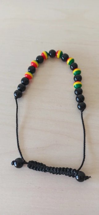 Tres pulseras de cuentas multicolores