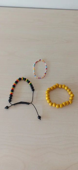 Tres pulseras de cuentas multicolores
