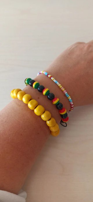 Tres pulseras de cuentas multicolores