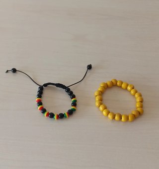 Tres pulseras de cuentas multicolores