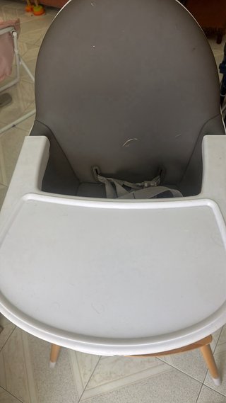 Trona de bebé gris y madera