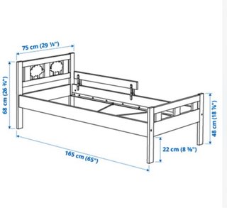 Cama infantil blanca con diseño de oveja