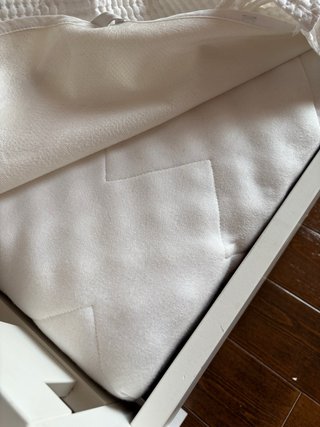 Cama infantil blanca con diseño de oveja
