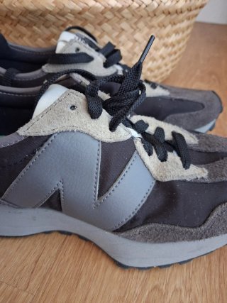 New Balance 38 gris y negra