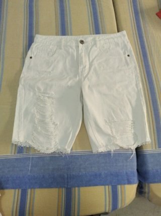 Bermudas blancas rotas