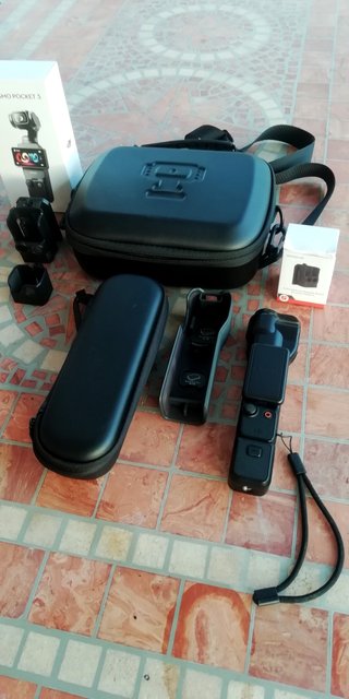 DJI Osmo Pocket 3 con accesorios.