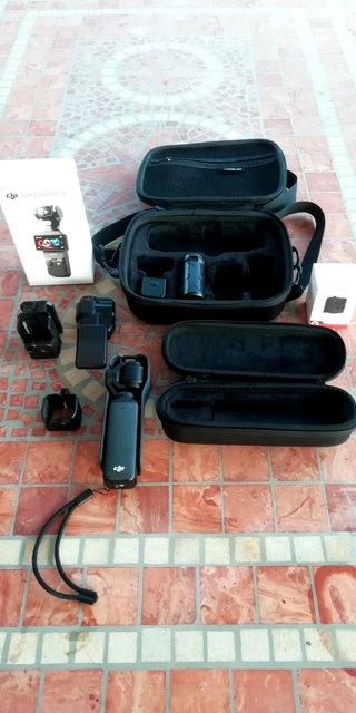 DJI Osmo Pocket 3 con accesorios.