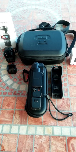 DJI Osmo Pocket 3 con accesorios.