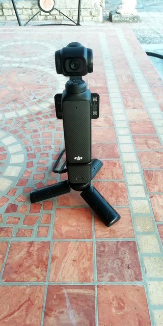 DJI Osmo Pocket 3 con accesorios.