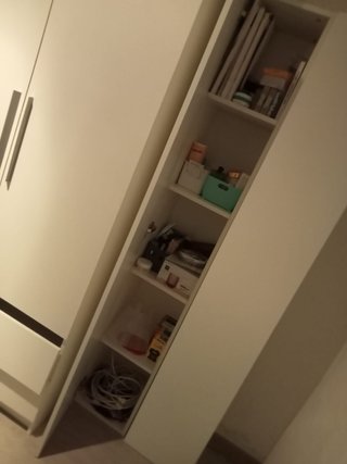 Mueble blanco estantería y tv
