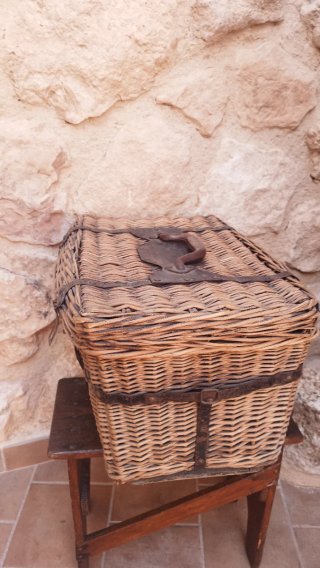 Cesta antigua mimbre y forja