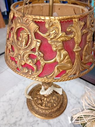 Lámpara de bronce con detalles dorados