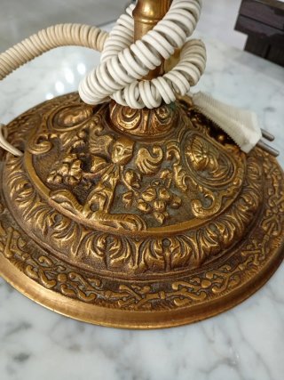 Lámpara de bronce con detalles dorados