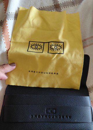 Funda de gafas Greyhounds negra con paño