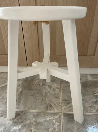 Banqueta de madera blanca