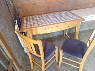 Mesa de cocina con 2 sillas