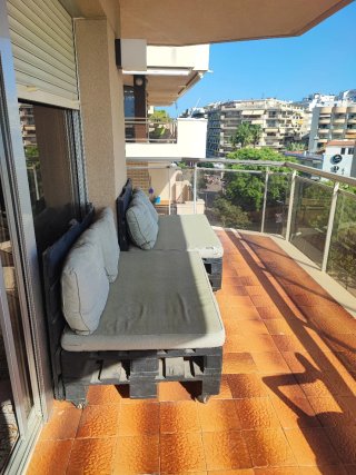 Sofás de terraza hechos con palets y mesa