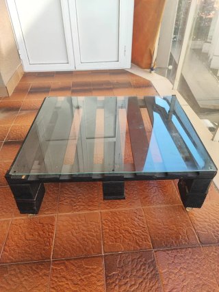 Sofás de terraza hechos con palets y mesa