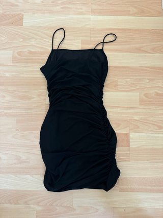 Vestido negro ajustado con tirantes