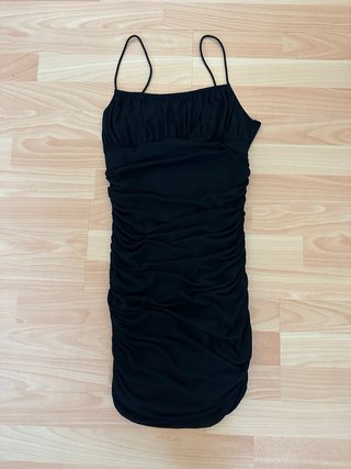 Vestido negro ajustado con tirantes
