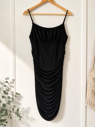 Vestido negro ajustado con tirantes