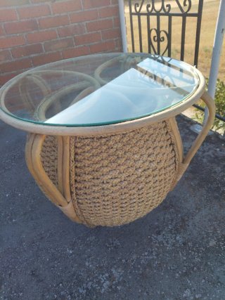 Mesa baja de mimbre y cristal