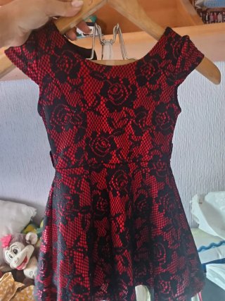 Vestido rojo y negro 4 años