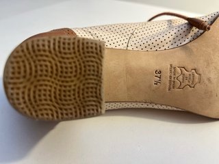 Zapatos Barrats tacón medio beige/marrón