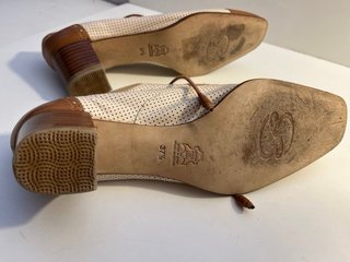 Zapatos Barrats tacón medio beige/marrón