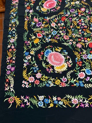 Manton de seda bordado floral
