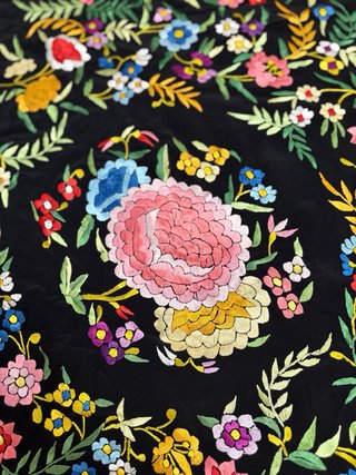 Manton de seda bordado floral