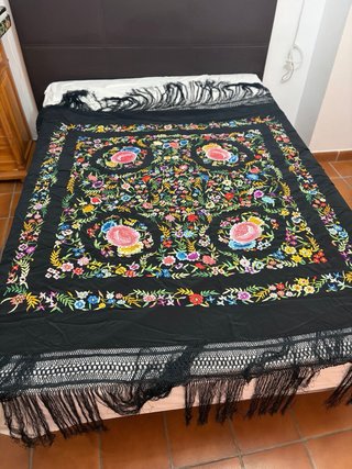 Manton de seda bordado floral