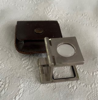 Cuentahilos con funda de piel