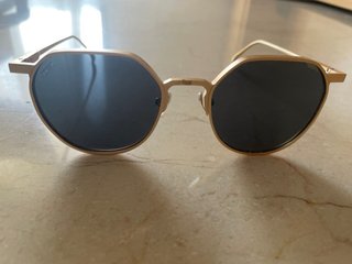 Gafas de sol doradas y negras