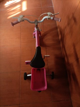 Bicicleta infantil rosa con ruedines