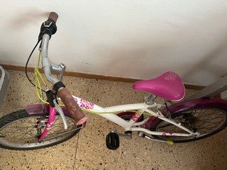 Bicicleta infantil blanca y rosa