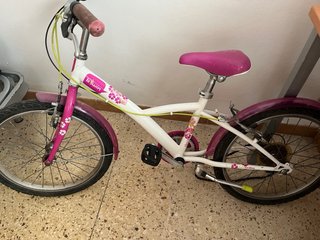 Bicicleta infantil blanca y rosa