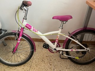 Bicicleta infantil blanca y rosa