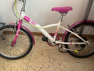 Bicicleta infantil blanca y rosa