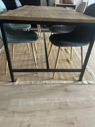 Mesa de comedor de madera y metal. NO sillas