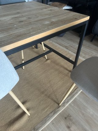 Mesa de comedor de madera y metal. NO sillas