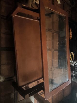 Mesa elevable de madera y cristal