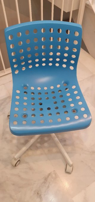 Silla de escritorio azul con ruedas