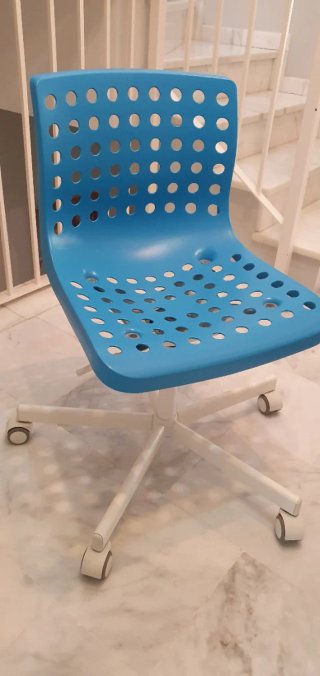 Silla de escritorio azul con ruedas