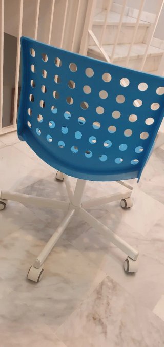 Silla de escritorio azul con ruedas