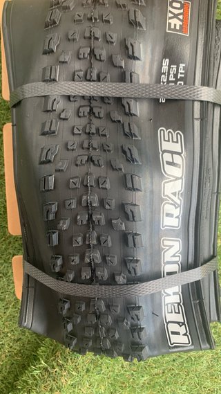 Pack 2 cubiertas Maxxis Rekon Race + lubricante