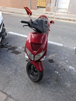 Ciclomotor Rojo ITV y Seguro en Vigor